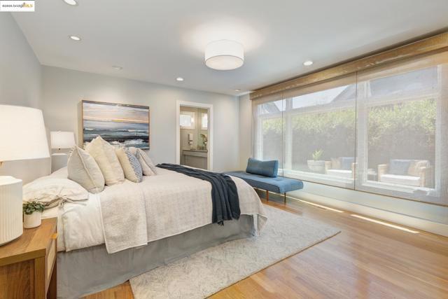310 Pacific Ave, Piedmont CA: https://media.crmls.org/mediaz/b11fe694-f925-4ce8-8548-c2f0e823450f.jpg