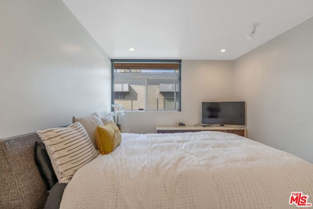 5806 Waring Avenue, Los Angeles CA: https://media.crmls.org/mediaz/b1202499-50c7-4f2e-b5c8-e98948cbb71d.jpg