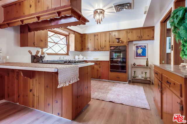 7951 Glenties Lane, Sunland CA: https://media.crmls.org/mediaz/b12095a9-1470-4889-9ecb-0449ec97867c.jpg