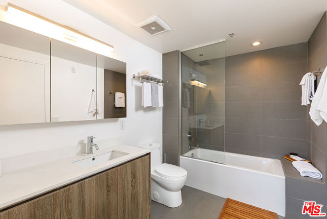 5800 Harold Way, Los Angeles CA: https://media.crmls.org/mediaz/b121fc21-f7a9-4f90-931c-f2737cc4b342.jpg