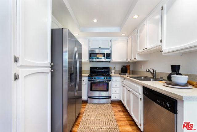 17914 Magnolia Boulevard, Encino CA: https://media.crmls.org/mediaz/b122ed12-17e4-451f-89e7-8eba8ade1d03.jpg