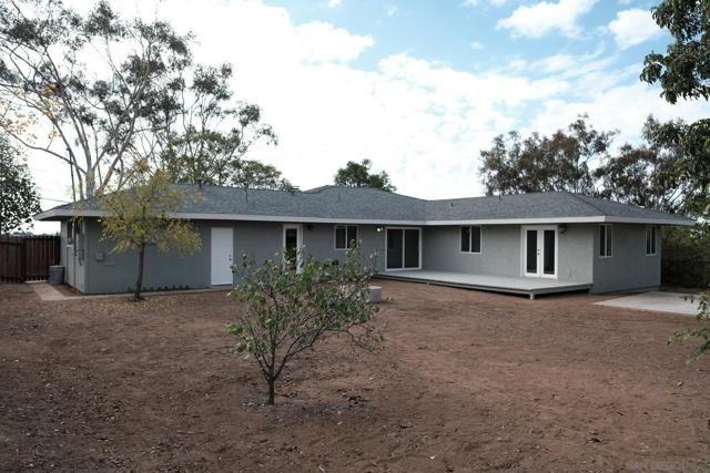 2345 Alta Vista Dr, Vista CA: https://media.crmls.org/mediaz/b12481f7-8f25-422f-8249-be16f3fb9862.jpg