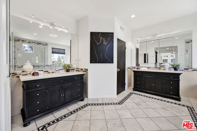 23473 Palm Drive, Calabasas CA: https://media.crmls.org/mediaz/b12545f3-2be2-40a2-8c41-208201800a99.jpg