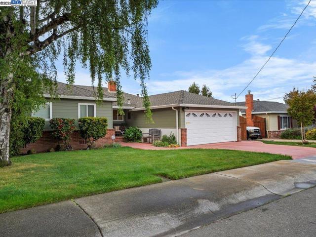 4311 Circle Ave, Castro Valley CA: https://media.crmls.org/mediaz/b126552b-45de-46a1-8fe4-76c6d11d1300.jpg