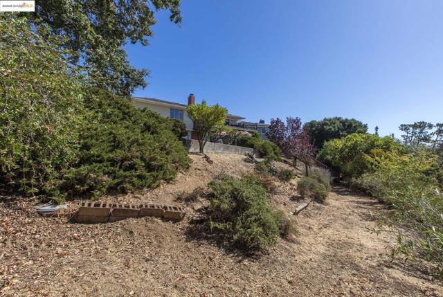 18076 Jaymark Ct, Castro Valley CA: https://media.crmls.org/mediaz/b12791ed-854e-4a4c-b138-b5ac3904e17a.jpg