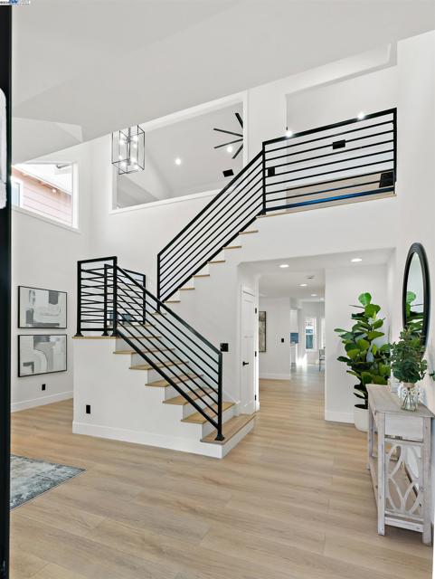 3198 Vintage Crest Dr, San Jose CA: https://media.crmls.org/mediaz/b1285d65-5032-422a-9f35-da85c9943da4.jpg