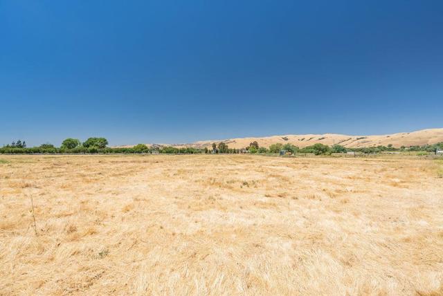 7327 Lovers Lane, Hollister CA: https://media.crmls.org/mediaz/b12950b6-1bbe-4a1e-b62e-c828b8197b5b.jpg