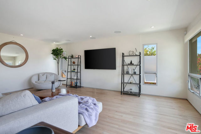 2742 Creston Drive, Los Angeles CA: https://media.crmls.org/mediaz/b12b152d-6c63-47d0-97e2-afc6c79f552e.jpg