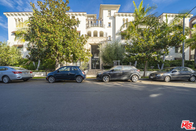 122 N Clark Drive, West Hollywood CA: https://media.crmls.org/mediaz/b12b3106-a154-4f50-ae45-bac317c611e9.jpg