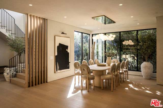 4165 Nagle Avenue, Sherman Oaks CA: https://media.crmls.org/mediaz/b12ba7a3-98eb-4941-adaa-0663b6d5e640.jpg