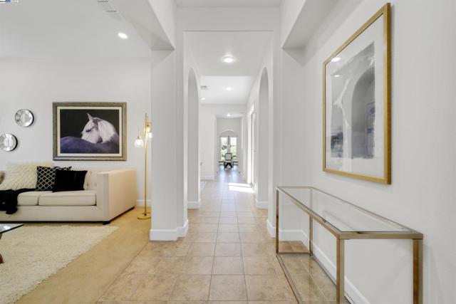 1993 Fairway Oaks Dr, Ripon CA: https://media.crmls.org/mediaz/b12be4c4-a169-41b2-86b6-1cd367caa222.jpg