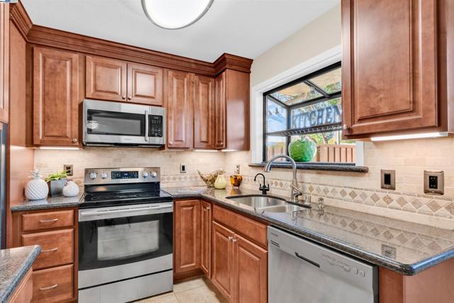 7602 Arbor Creek Cir, Dublin CA: https://media.crmls.org/mediaz/b12c32ea-bf4b-4115-9f21-5a568e1aeb0c.jpg