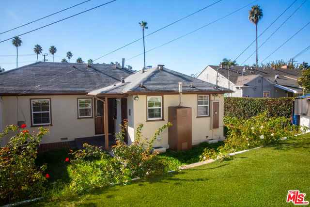 5260 Parkglen Avenue, Los Angeles CA: https://media.crmls.org/mediaz/b12cbb25-f6a3-4d1d-ae47-737163b0aaf3.jpg