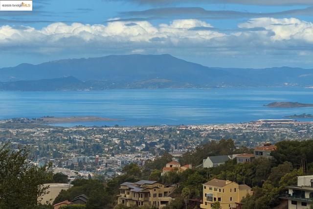 7055 Devon Way, Oakland CA: https://media.crmls.org/mediaz/b12d03ef-40f4-4eb0-9c08-ed8480bc5600.jpg