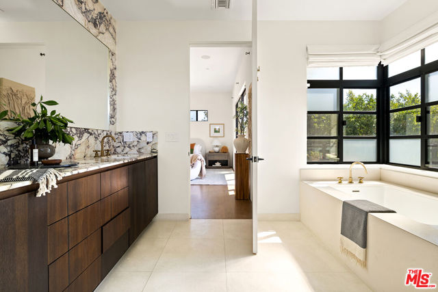8732 Rangely Avenue, West Hollywood CA: https://media.crmls.org/mediaz/b12d3d2e-6685-40a7-ba70-e4ff580b8d08.jpg