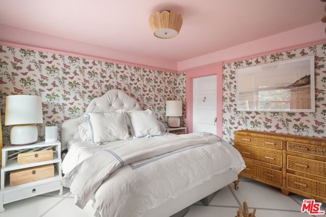 2704 3rd Street, Santa Monica CA: https://media.crmls.org/mediaz/b12e3ea4-1503-4658-af82-7834fb83a4a0.jpg