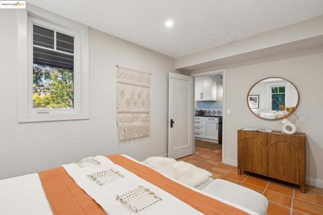 733 Carlston Ave., Oakland CA: https://media.crmls.org/mediaz/b13125cb-bf61-49ab-bd36-183e4186b2d4.jpg
