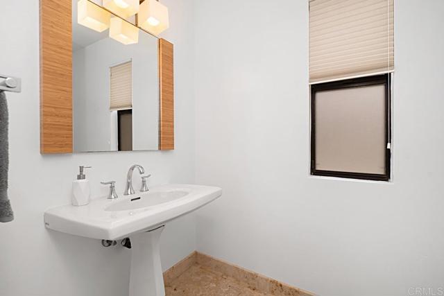 2127 Heather Ln, Del Mar CA: https://media.crmls.org/mediaz/b1319a01-3b73-4def-af4f-646f9cb48ca1.jpg