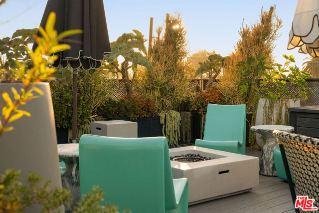 407 Rialto Avenue, Venice CA: https://media.crmls.org/mediaz/b131ec12-d51d-4c96-8bca-bf35100a2237.jpg