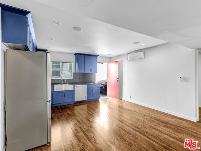 754 N Croft Avenue, Los Angeles CA: https://media.crmls.org/mediaz/b1320b45-7de7-4f94-82e7-7f9789ec099d.jpg