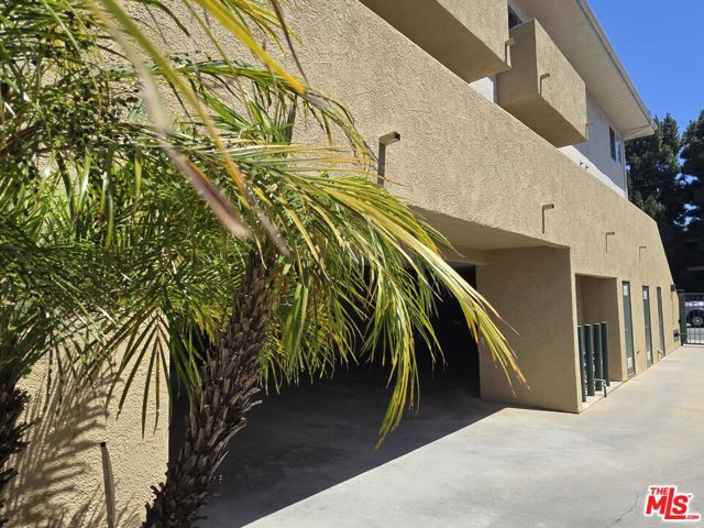 10809 Palms Boulevard, Los Angeles CA: https://media.crmls.org/mediaz/b1335063-6b29-44f2-9473-5a2759e78a83.jpg