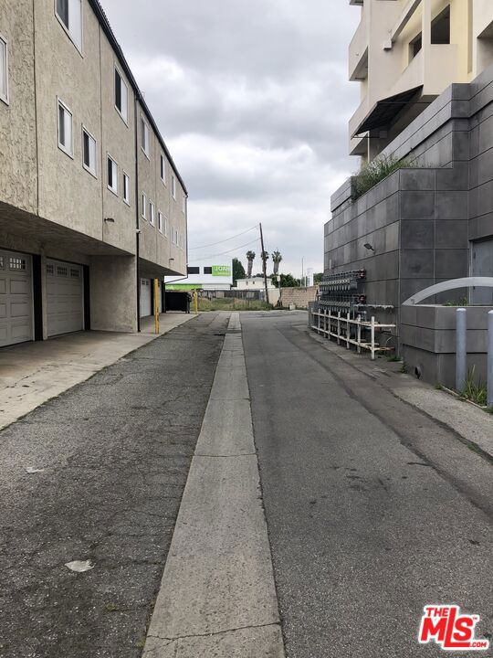 1255 S La Cienega Boulevard, Los Angeles CA: https://media.crmls.org/mediaz/b133c225-6bde-475b-a479-105659d15acc.jpg