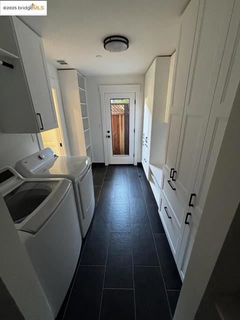 911 Peggy LN, Menlo Park CA: https://media.crmls.org/mediaz/b135232e-c2a3-445d-b4ef-02d10bb264d1.jpg