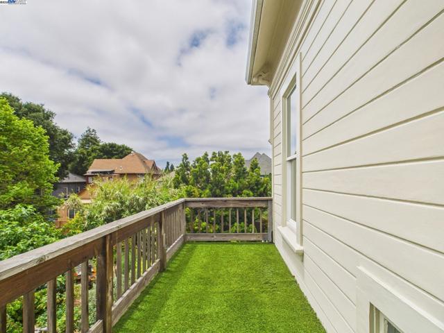 1709 Myrtle St, Oakland CA: https://media.crmls.org/mediaz/b135681d-fe48-476c-bd89-3c0ac137adee.jpg