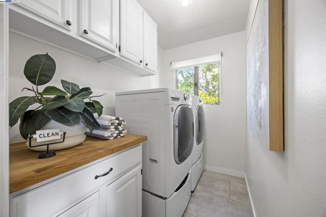 898 Union St, Alameda CA: https://media.crmls.org/mediaz/b136293c-9835-445f-9420-6647f955cc44.jpg