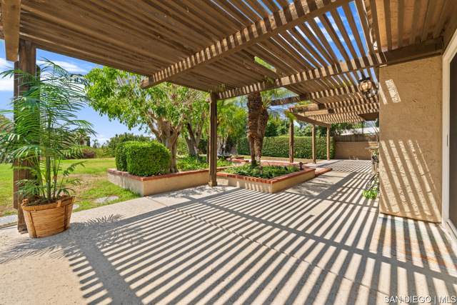 24231 Robledo, Mission Viejo CA: https://media.crmls.org/mediaz/b1365894-3cf5-4f6a-b256-bb770581f14d.jpg