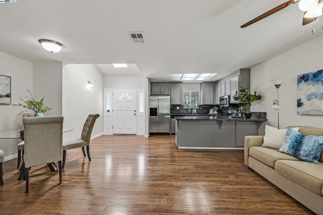 36055 Easterday Way, Fremont CA: https://media.crmls.org/mediaz/b136d5ba-0024-4b74-8be8-6dbc8ef35af7.jpg