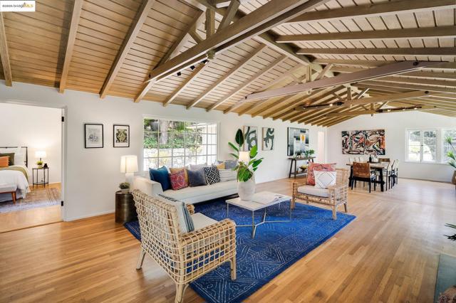 2976 Joaquin Miller Rd, Oakland CA: https://media.crmls.org/mediaz/b1373eed-f795-49a0-9707-7f7c7fb6173b.jpg