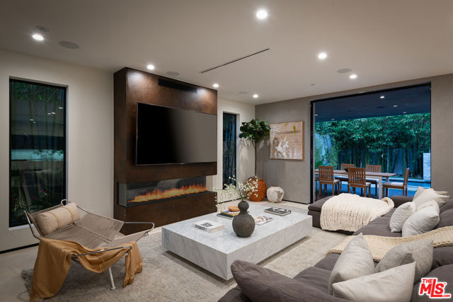 428 N La Jolla Avenue, Los Angeles CA: https://media.crmls.org/mediaz/b13746cb-01bb-4311-845b-747963c1463c.jpg
