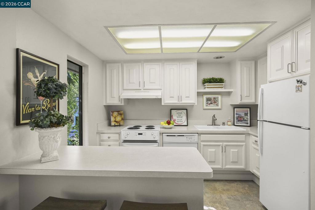 https://media.crmls.org/mediaz/b1378001-2893-4741-9be3-8c23410a017b.jpg?preset=X-Large
