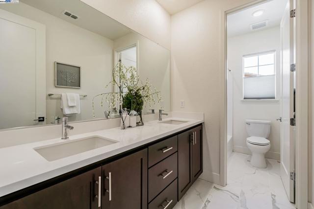2002 Davoli Ct, San Ramon CA: https://media.crmls.org/mediaz/b137b17e-cea3-493d-8e6b-8819e0278017.jpg