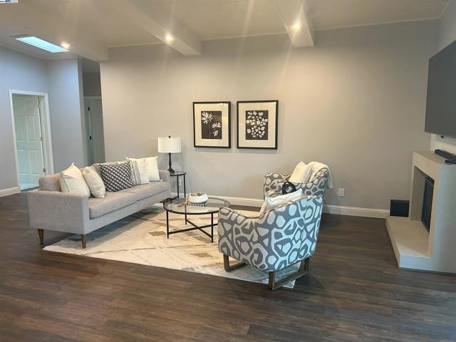 588 E Angela St, Pleasanton CA: https://media.crmls.org/mediaz/b139e148-b67c-4596-aa9d-eb981969b830.jpg