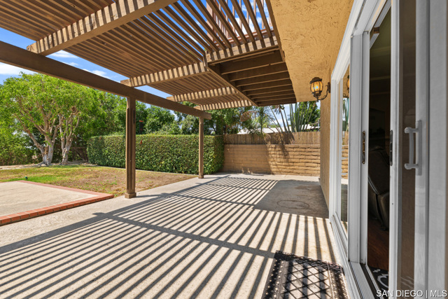 24231 Robledo, Mission Viejo CA: https://media.crmls.org/mediaz/b13a1b12-fcfd-4184-98d4-9feeb993b350.jpg