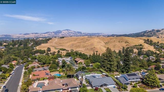 3824 Via Granada, Moraga CA: https://media.crmls.org/mediaz/b13a1e7b-36cd-427e-ae70-aaab085ec7ca.jpg