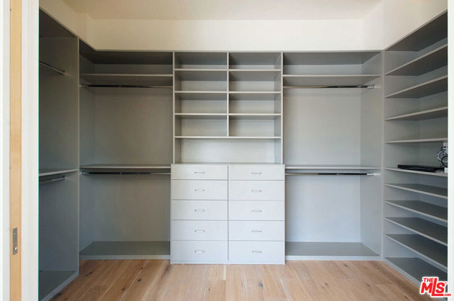 429 N Sweetzer Avenue, Los Angeles CA: https://media.crmls.org/mediaz/b13adb57-54f2-4dd5-9e1e-ba992503eee7.jpg