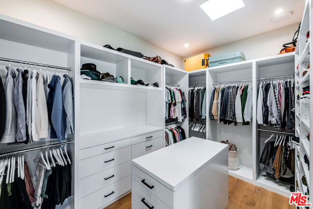 11258 Laurie Drive, Studio City CA: https://media.crmls.org/mediaz/b13b22a7-330d-4b07-bd2f-c776d0e15055.jpg