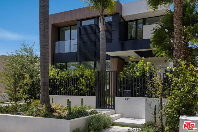 137 S Wetherly Drive, Beverly Hills CA: https://media.crmls.org/mediaz/b13cac8d-6bcb-48a1-a396-9f90a3c376f2.jpg
