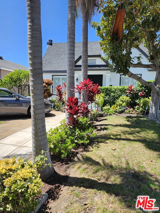 857 S Norton Avenue, Los Angeles CA: https://media.crmls.org/mediaz/b13cc533-e42c-4061-b73d-0c771ba18918.jpg