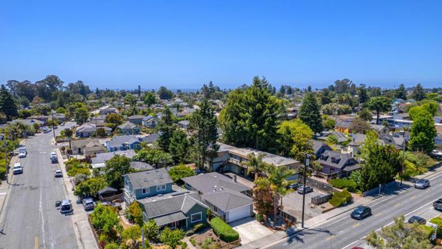 1422 Broadway, Santa Cruz CA: https://media.crmls.org/mediaz/b13ce170-406d-4d9d-96fb-72ed0aeeef49.jpg