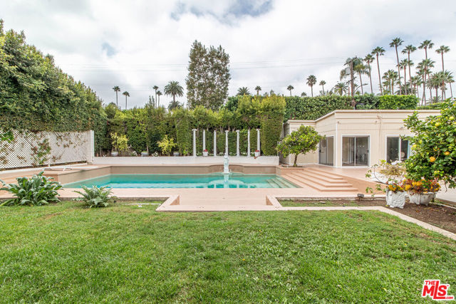 713 N Elm Drive, Beverly Hills CA: https://media.crmls.org/mediaz/b13d8b03-abda-40ea-894a-1f266a2e6b00.jpg