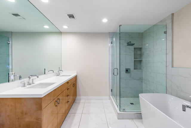81 Camino Arroyo Place, Palm Desert CA: https://media.crmls.org/mediaz/b13f63cd-6c50-41c0-b796-55e568b778a7.jpg