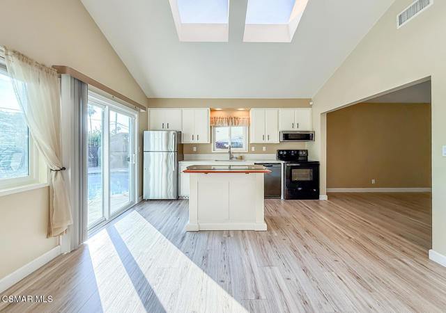 1251 Buckingham Drive, Thousand Oaks CA: https://media.crmls.org/mediaz/b14083d4-2eca-4696-bbfb-d2dad450ddc0.jpg