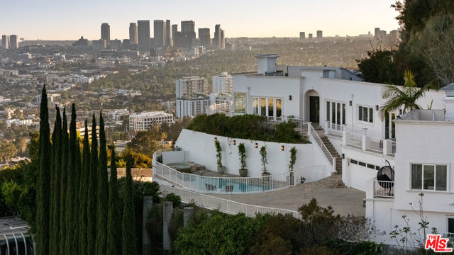 8527 Hedges Way, Los Angeles CA: https://media.crmls.org/mediaz/b140e65a-e2fc-45fb-b283-d07b7a0f3144.jpg