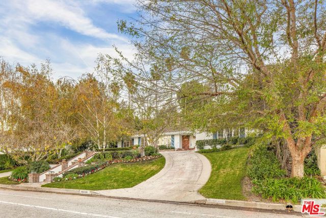 15550 Valley Vista Boulevard, Encino CA: https://media.crmls.org/mediaz/b1410ad9-2f60-4d3f-af3b-f24e8e596f46.jpg