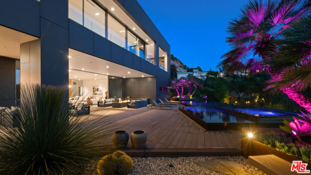 2341 Gloaming Way, Beverly Hills CA: https://media.crmls.org/mediaz/b1412e8a-ffe8-4bed-b635-9efa62b393e5.jpg