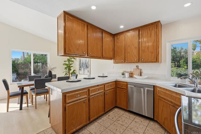 Detail Gallery Image 14 of 38 For 10896 Pointed Oak Ln, San Diego,  CA 92131 - 3 Beds | 2 Baths